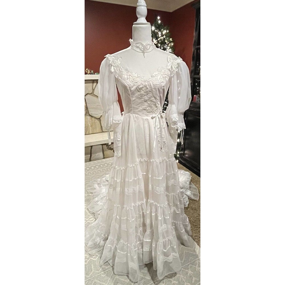 bridallure Women’s SZ 6. VTG White Pink Lace High Neck Long Sleeve Wedding Dress